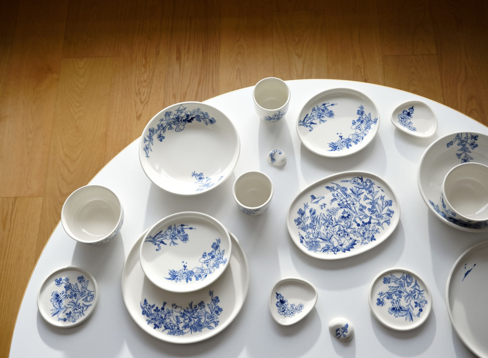 Moomin Arabia wypuszcza swoją pierwszą kompletną kolekcję zastawy stołowej Haru, inspirowaną fińskim archipelagiem z akcentami japońskimi.