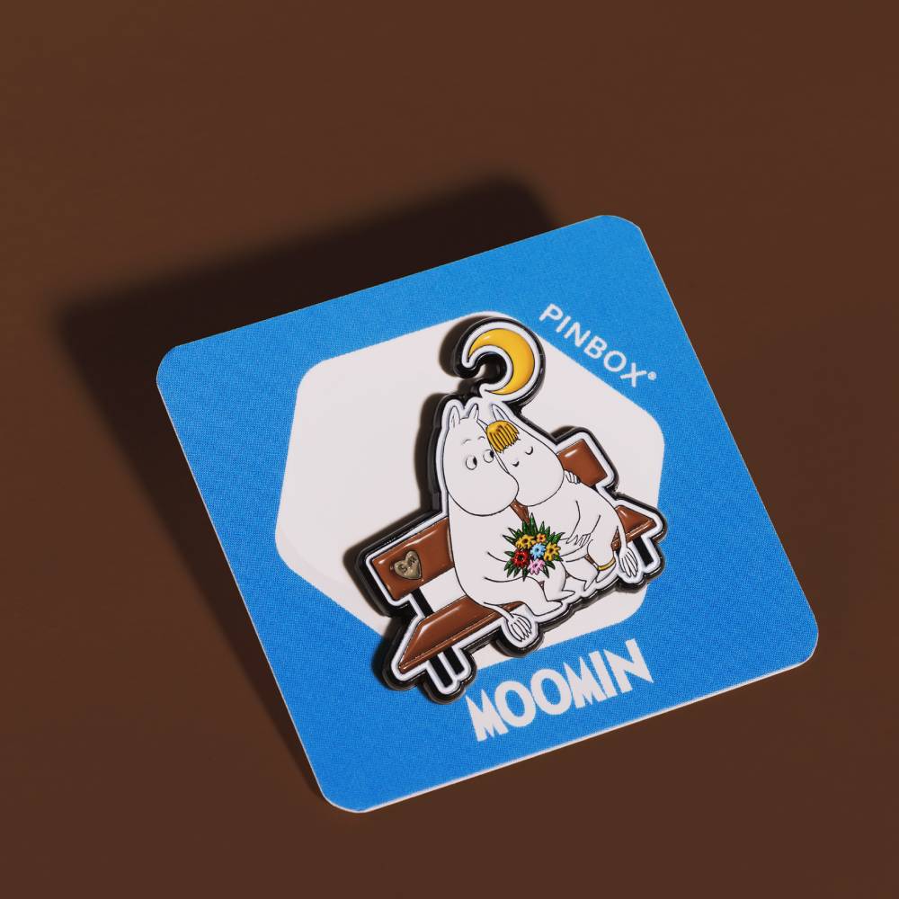 Przypinka Pin Muminek z Migotką na ławce (metal) Muminki