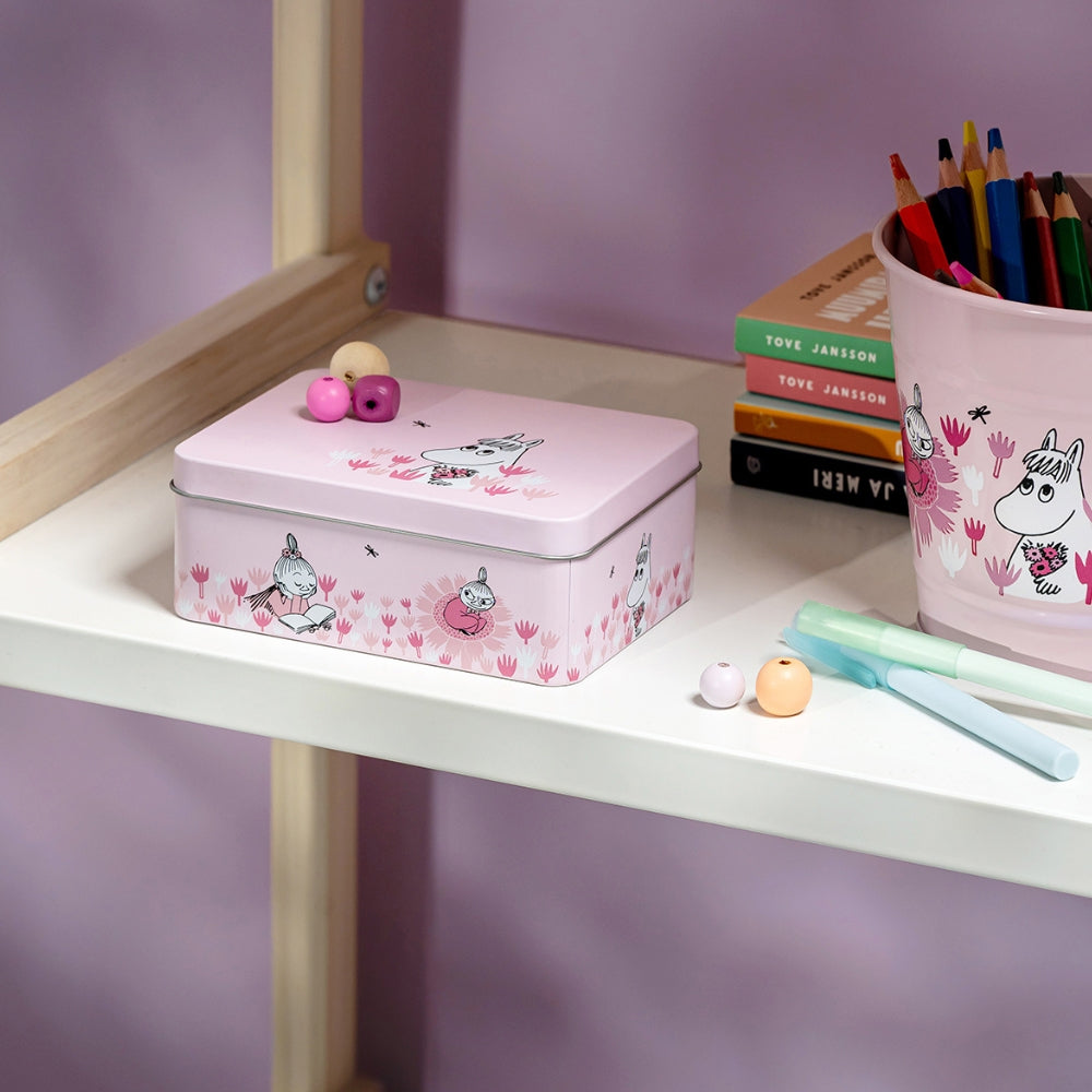 Puszka Migotka i Mała Mi w ogrodzie Muurla