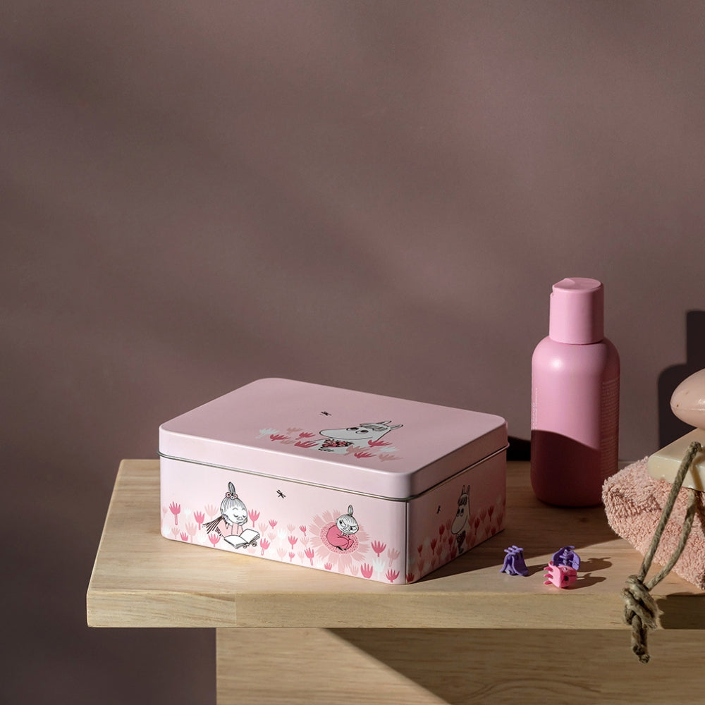 Puszka Migotka i Mała Mi w ogrodzie Muurla