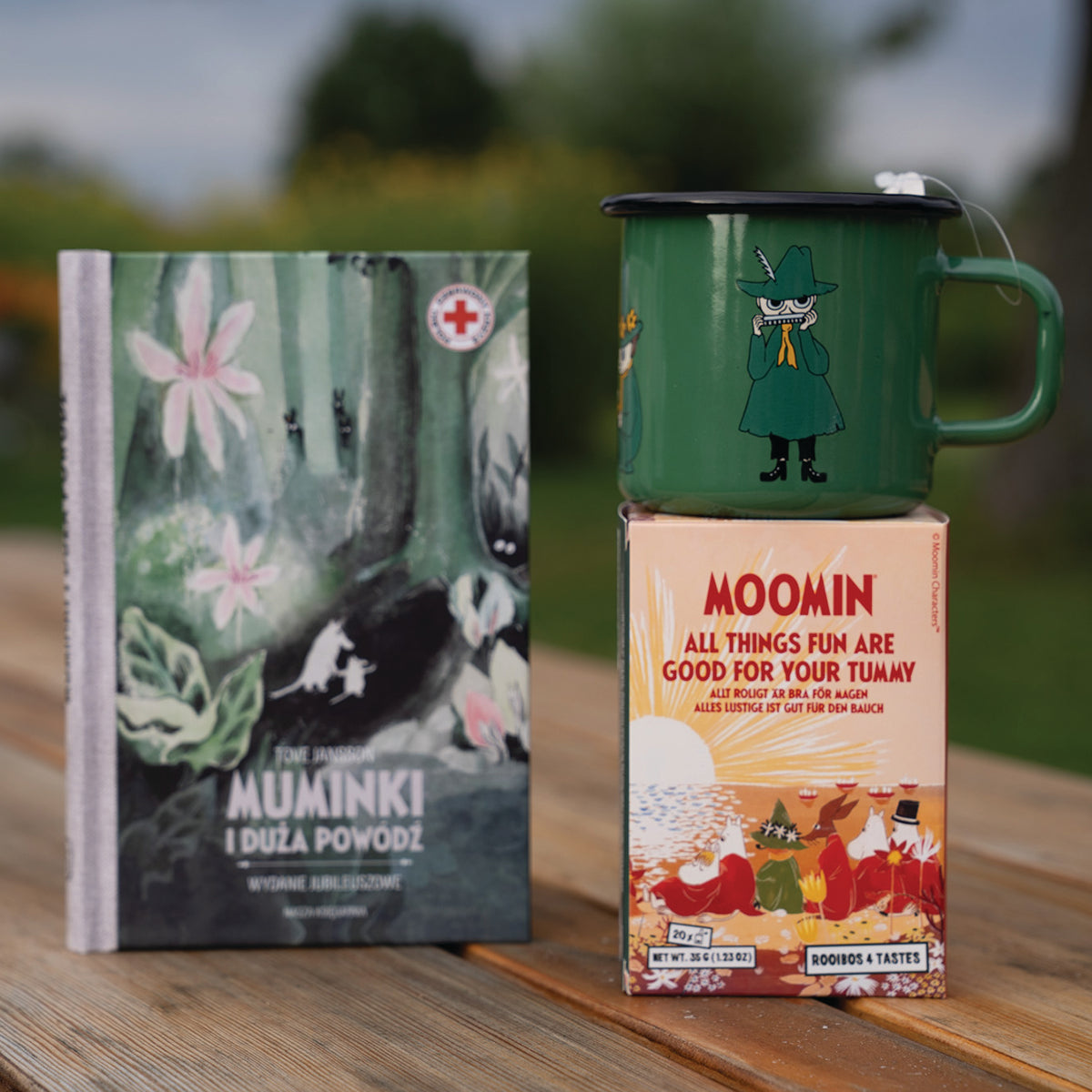 Zestaw 3-el. kubek emaliowany 370ml Włóczykij Muurla + książka Muminki i duża powódź Nasza Księgarnia + Herbata w torebkach Nordqvist