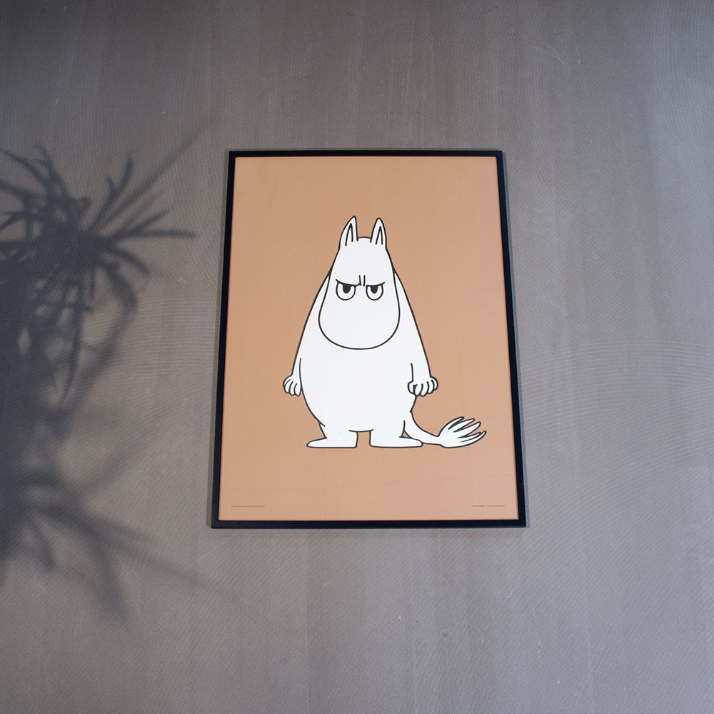 Plakat Niezadowolony Muminek 50x70cm - beżowy Nordicbuddies