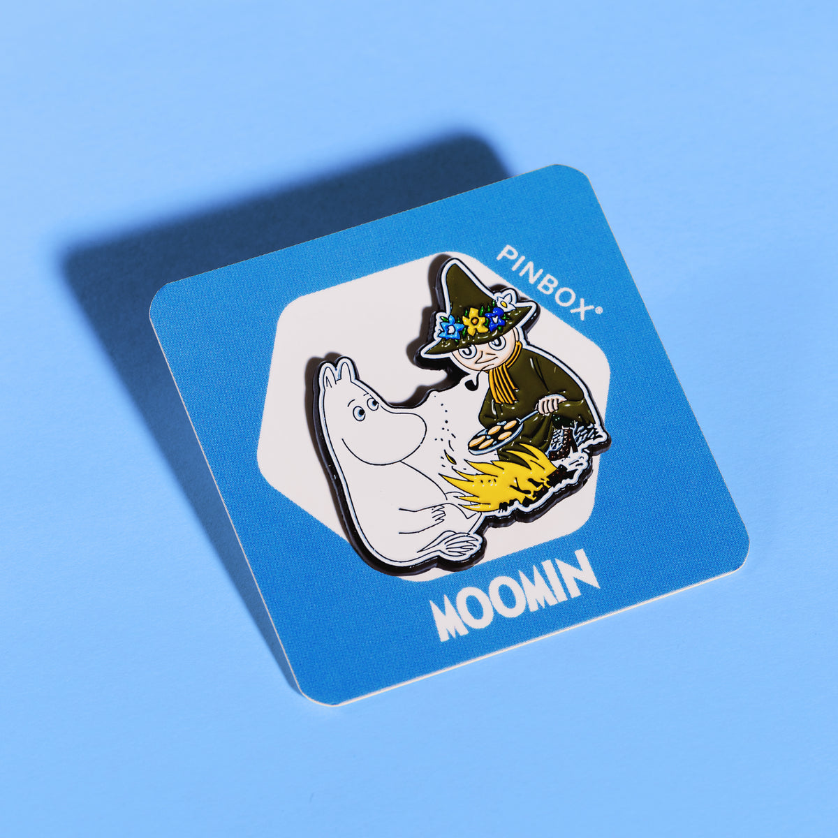 Przypinka Pin Muminek z Włóczykijem przy ognisku (metal) Muminki