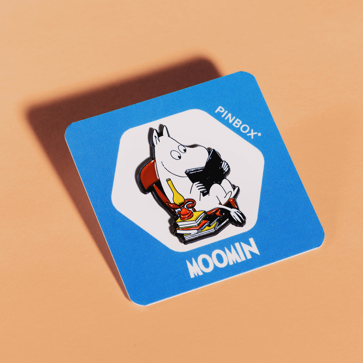 Przypinka Pin Muminek czytający na krześle (metal) Muminki