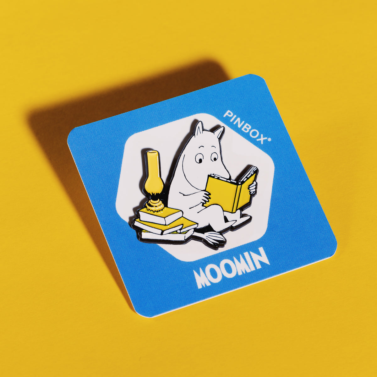 Przypinka Pin Muminek czytający książkę (metal) Muminki