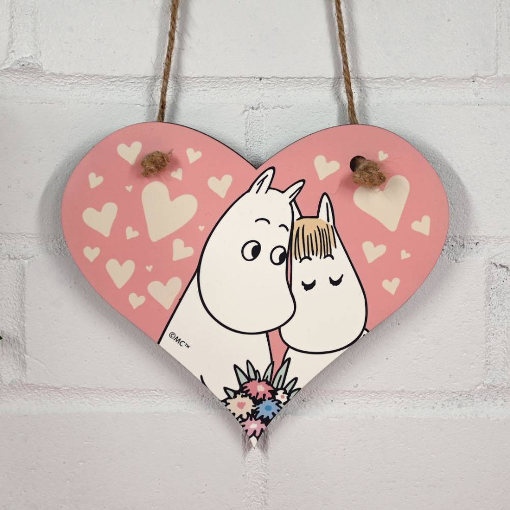 Drewniana zawieszka na drzwi Muminek i Migotka Love - The Official Moomin Shop