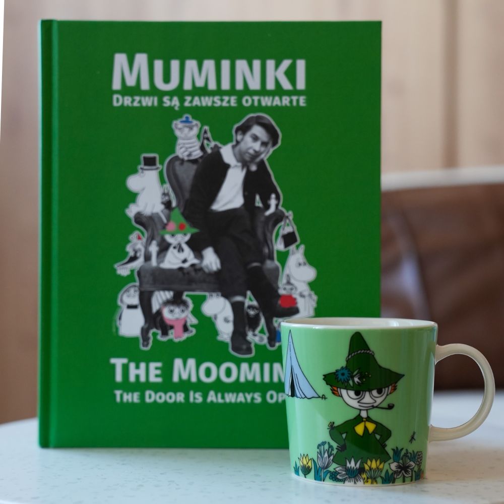 Książka Muminki Drzwi są zawsze otwarte i kubek 300ml Włóczykij Moomin Arabia